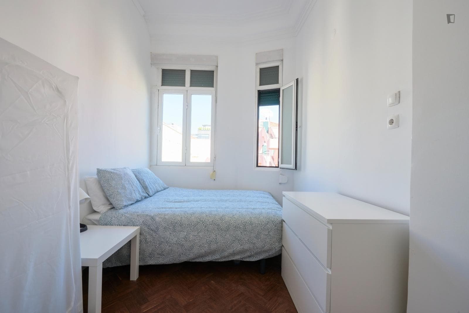 Luminous double bedroom in a shared apartment, in Marquês de Pombal area photo 1