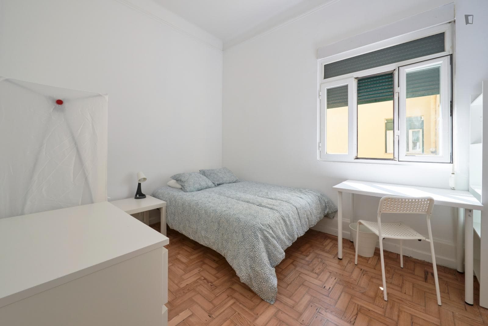 Neat double bedroom in Marquês de Pombal area photo 1