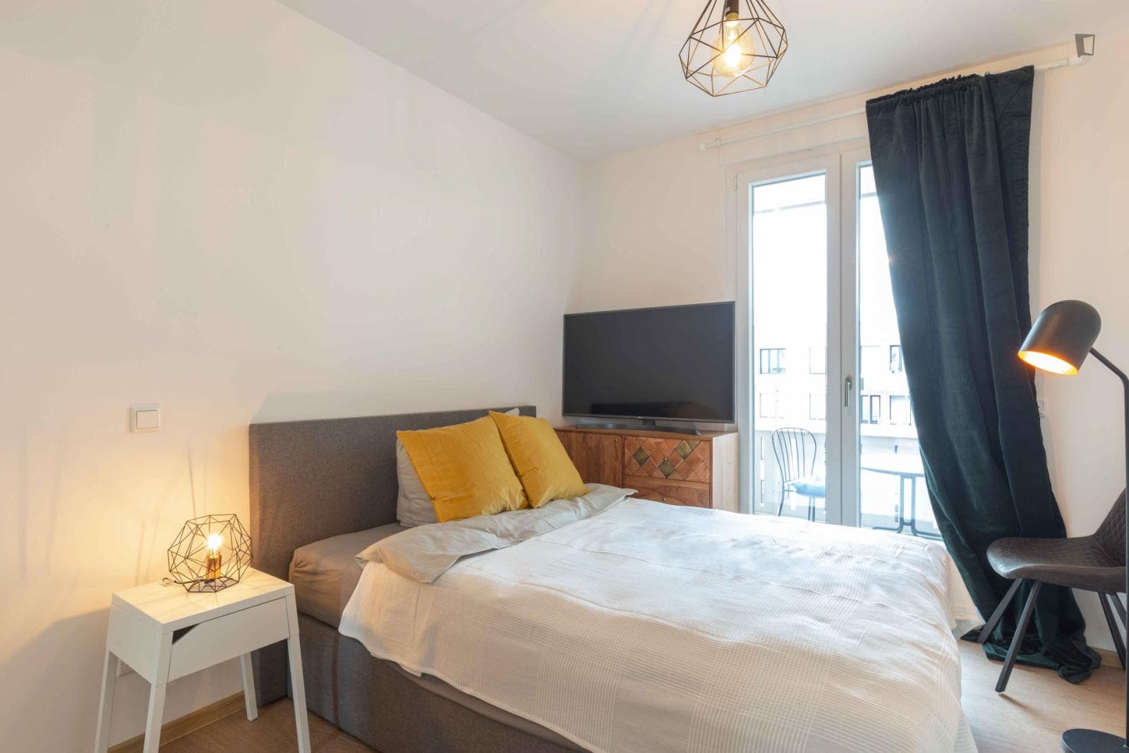 Comfy single bedroom with TV and balcony in Moabit photo 1