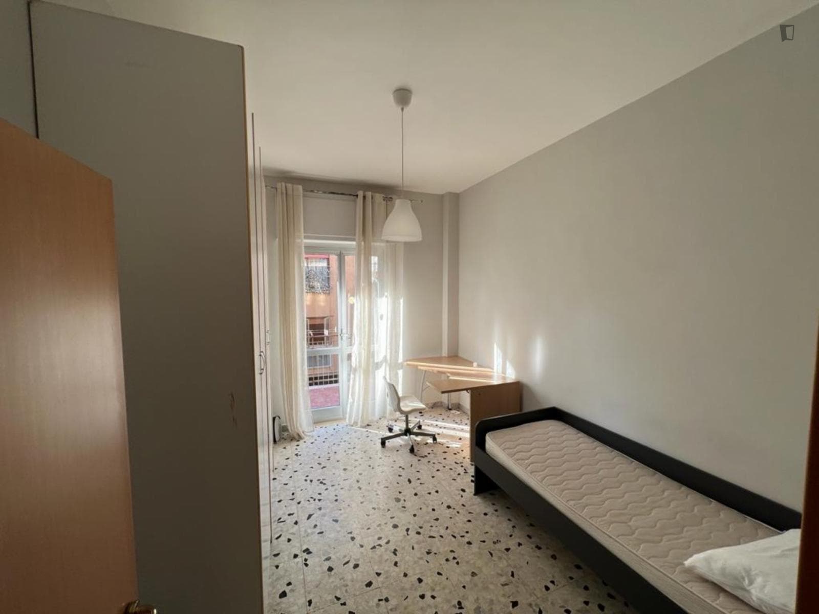 Private Single Room In Bright 4-Bedroom Apartment In Napoli Near La Trencia Station  photo 1