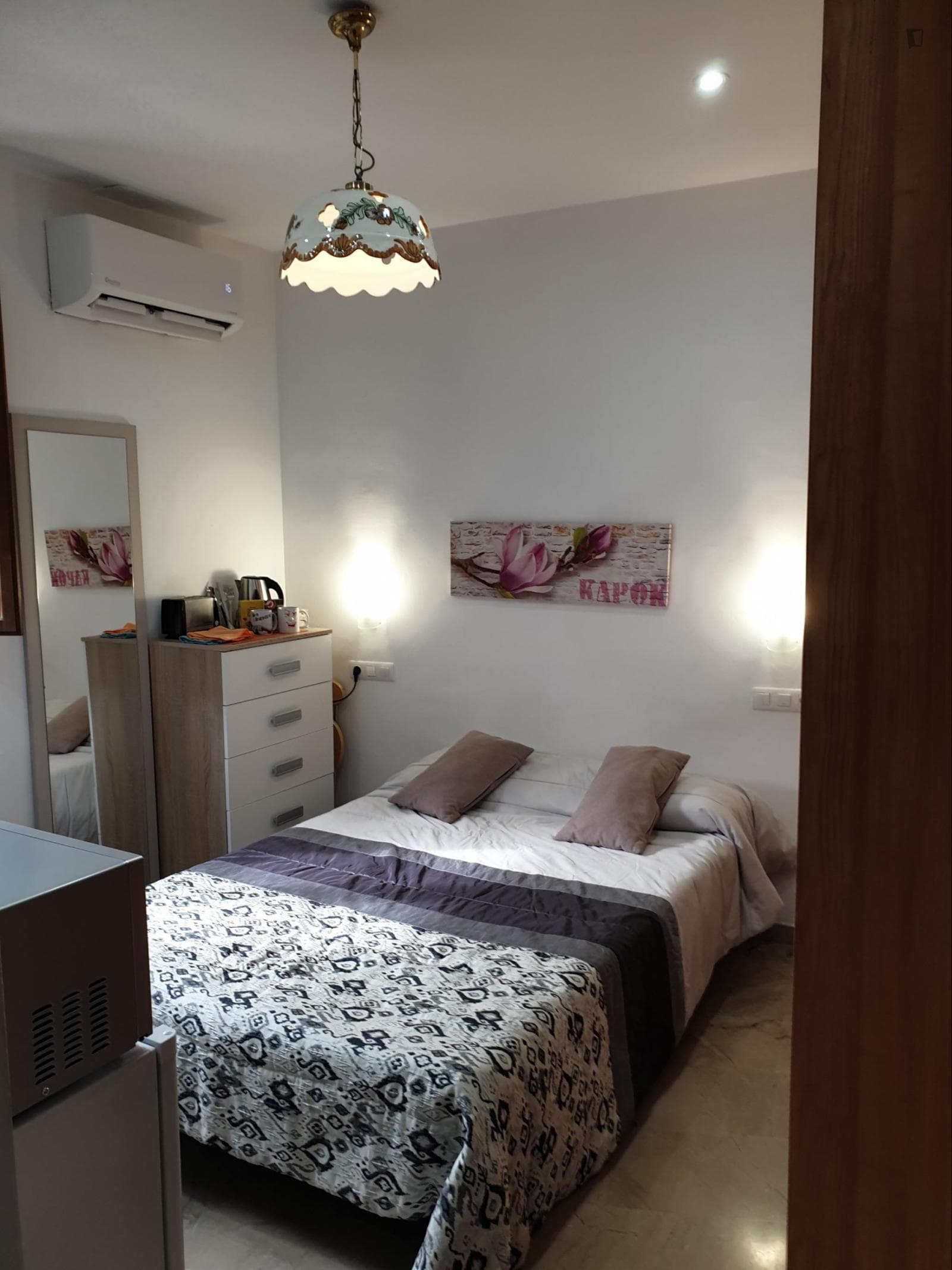 Appealing double bedroom near the Puerta de Elvira square photo 1