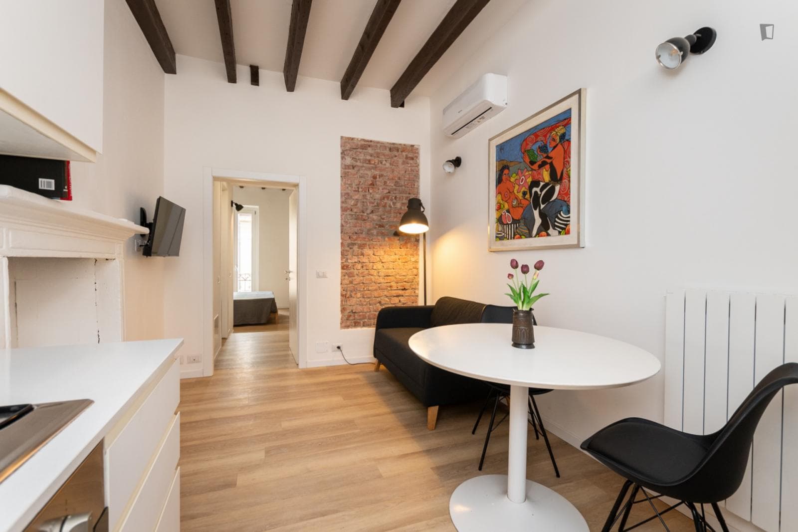 Spacious and modern one-bedroom apartment photo 1
