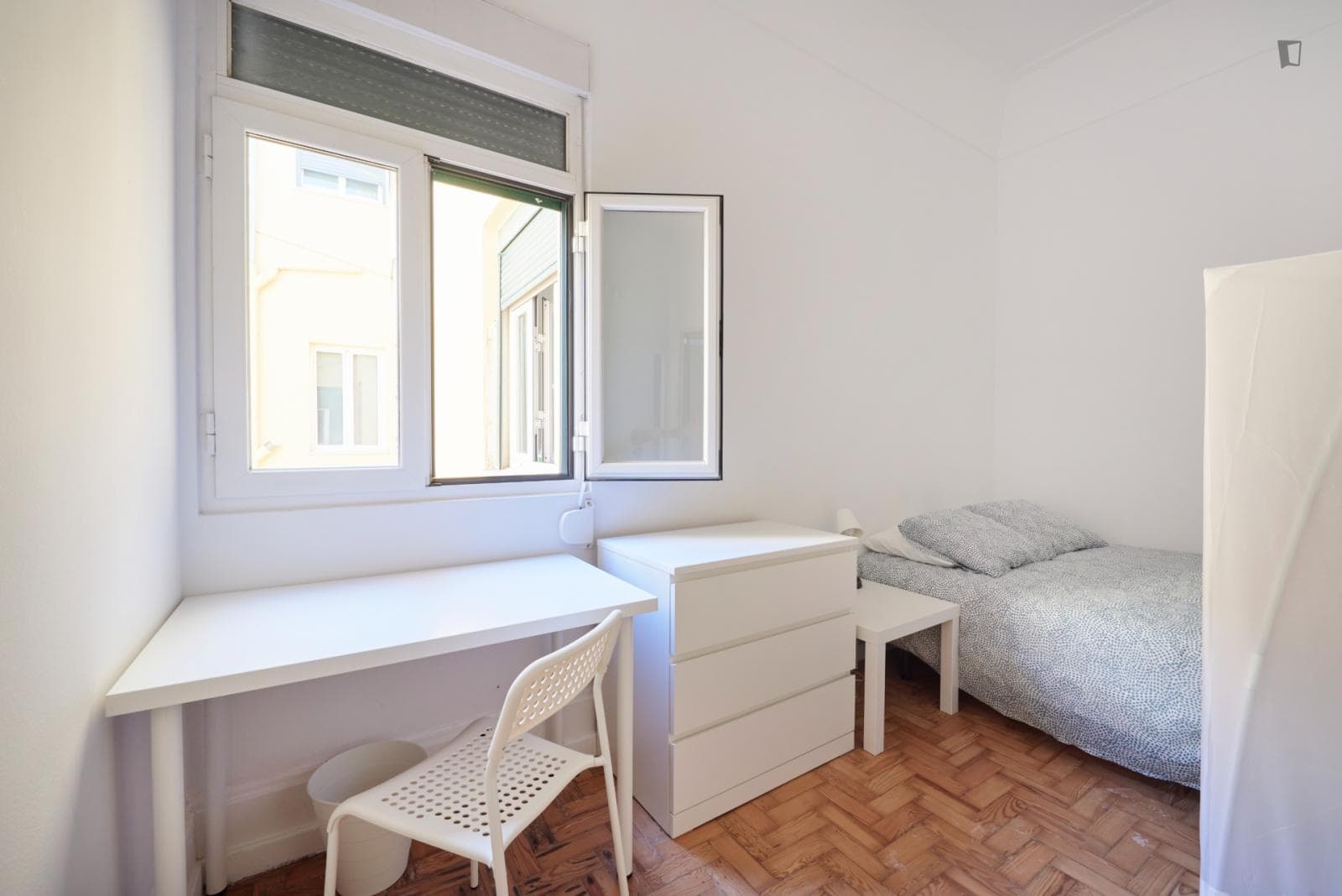 Cosy double bedroom close to Estufa Fria photo 1
