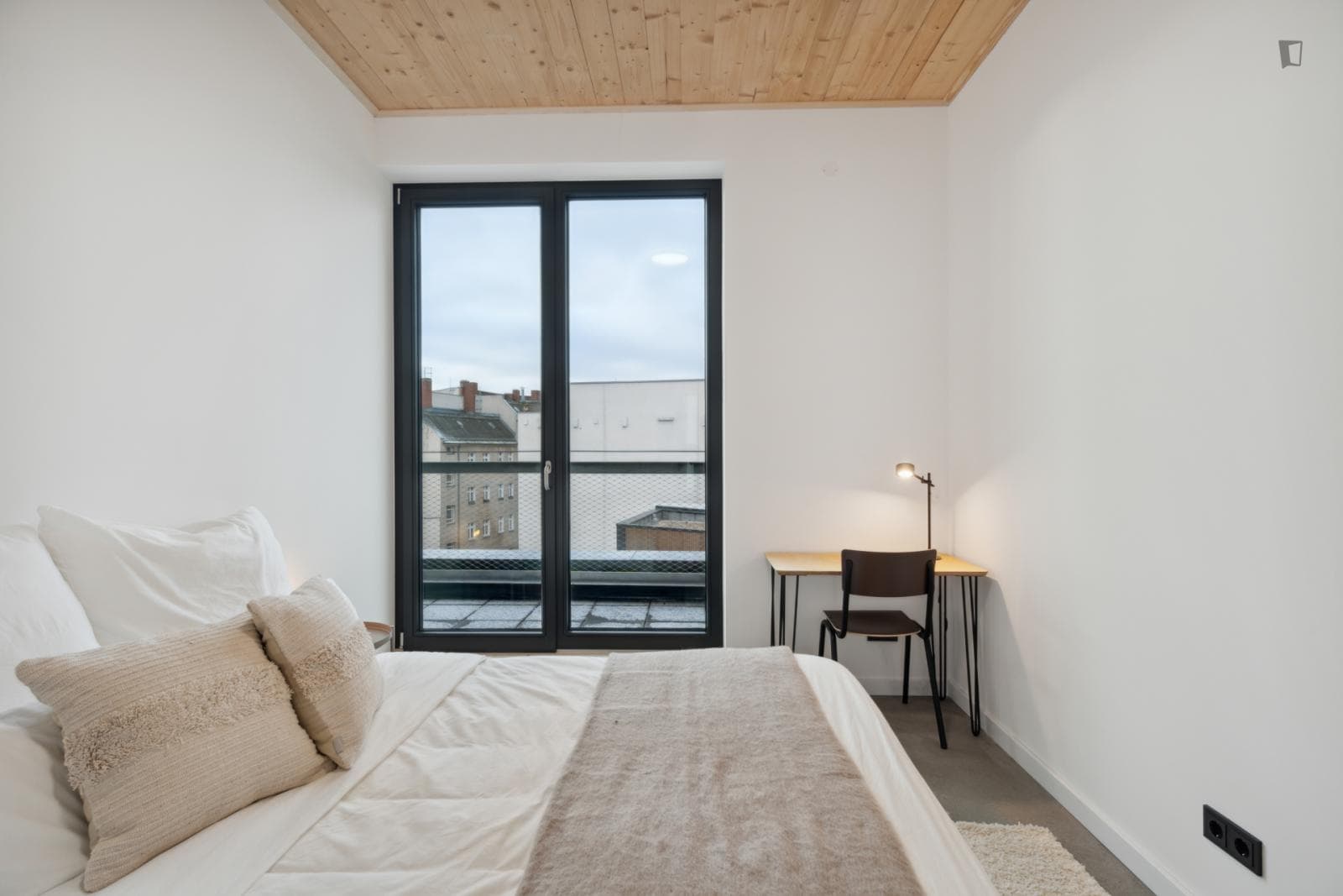 Bright double bedroom in a 5-Bedroom apartment close to Volkspark Hasenheide photo 1