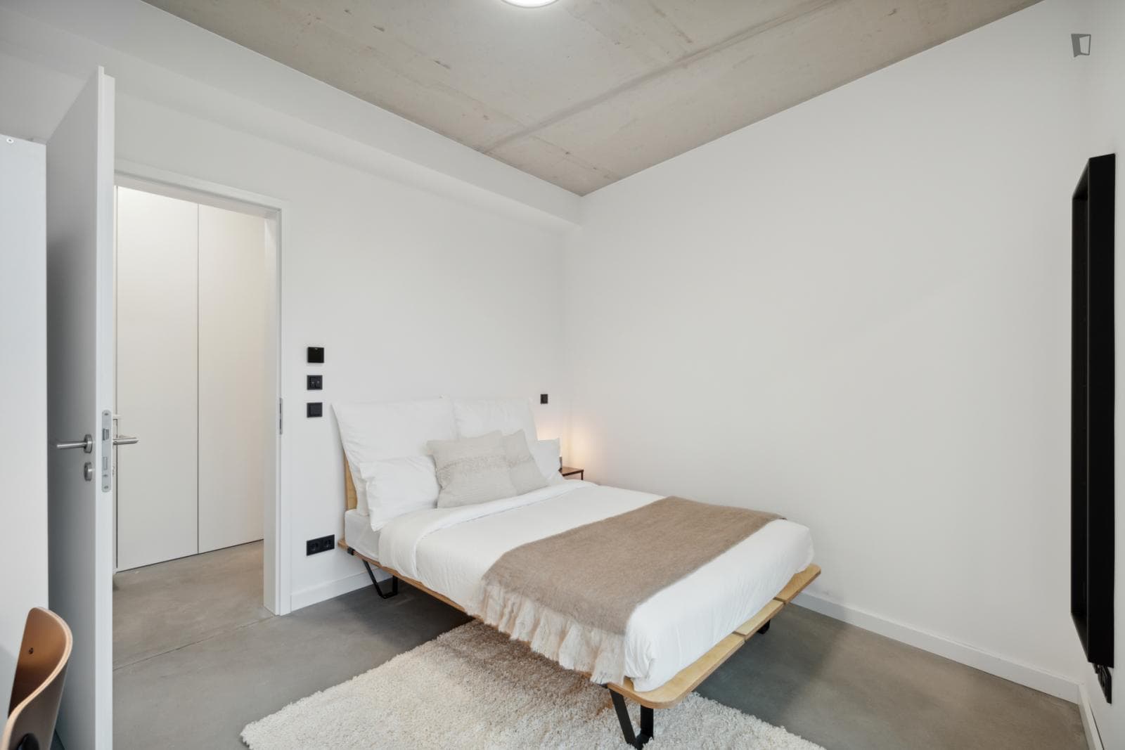 Neat double bedroom in a 3-Bedroom apartment near Volkspark Hasenheide photo 1