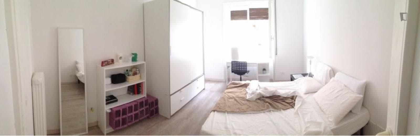 Double bedroom in 4-bedroom apartment photo 1