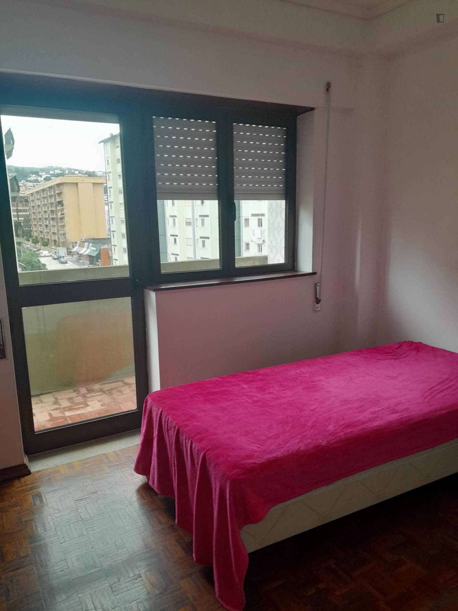 Snug double bedroom in a 6-bedroom apartment near Estádio Cidade de Coimbra photo 1