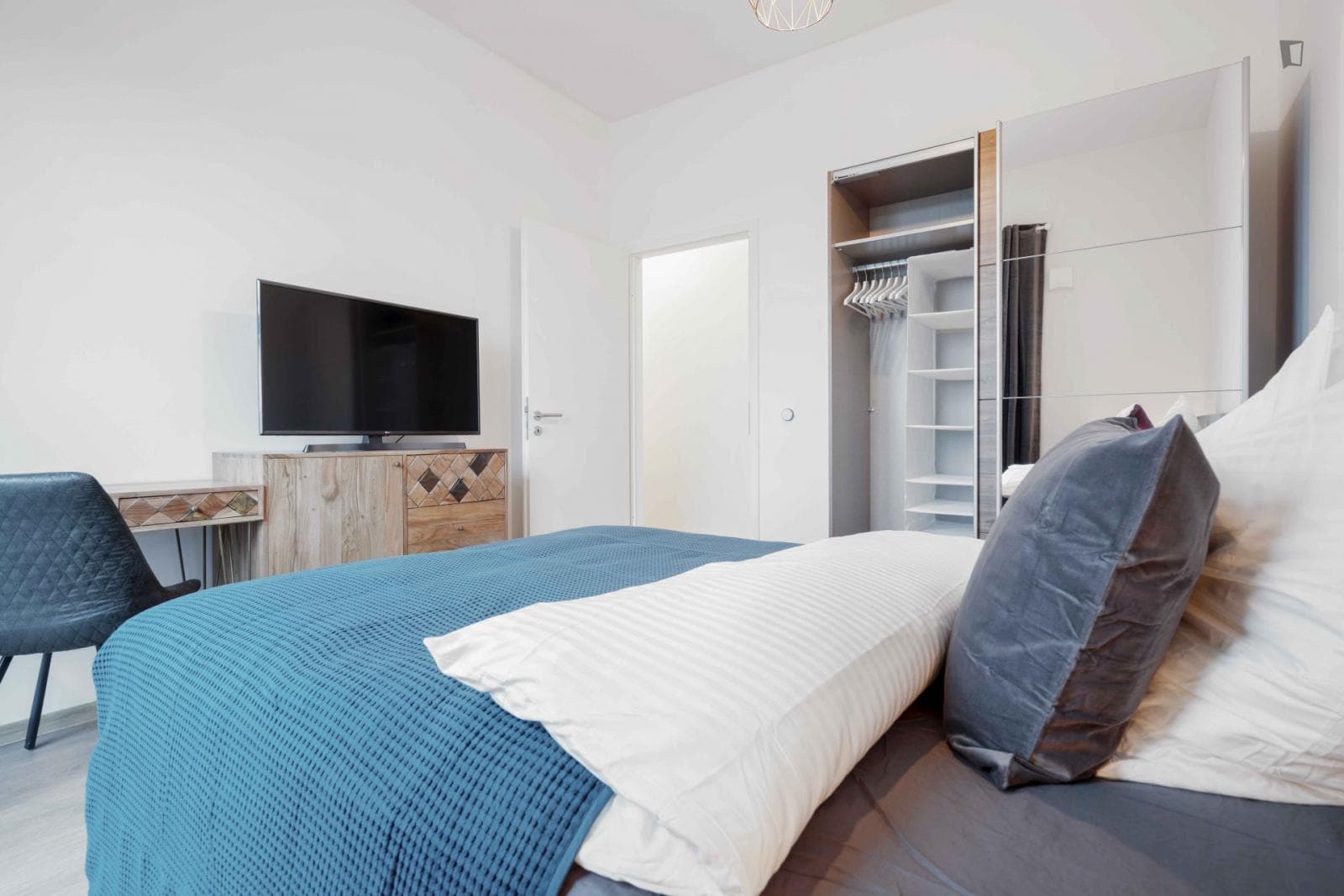 Neat double bedroom in Moabit photo 1