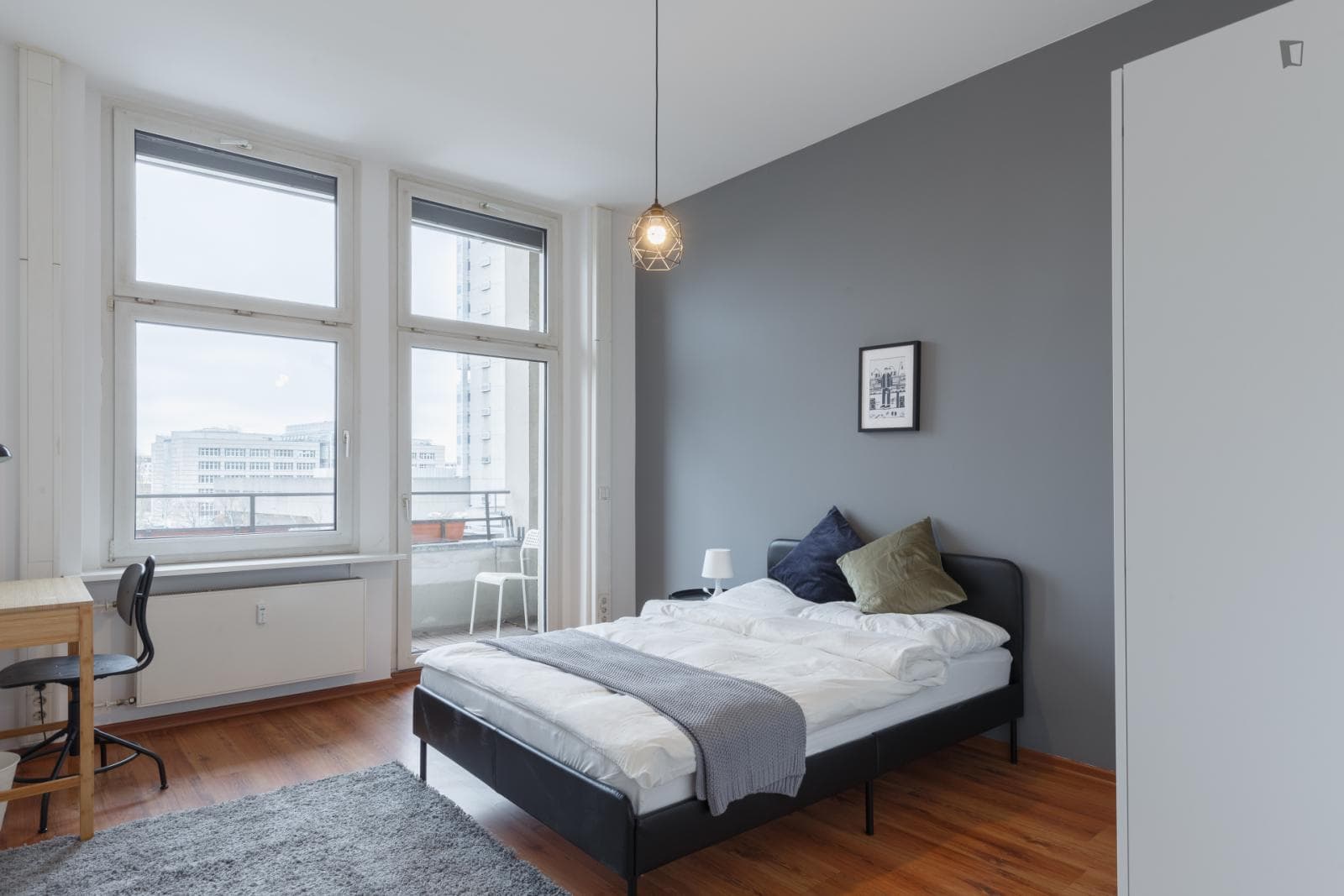 Ample double bedroom with balcony in an 8-bedroom apartment in Gesundbrunnen photo 1