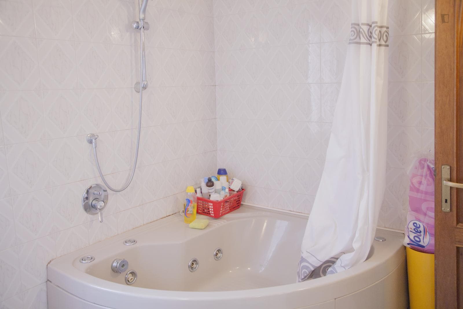 Comfortable twin ensuite bedroom in Saffi, Bologna photo 1