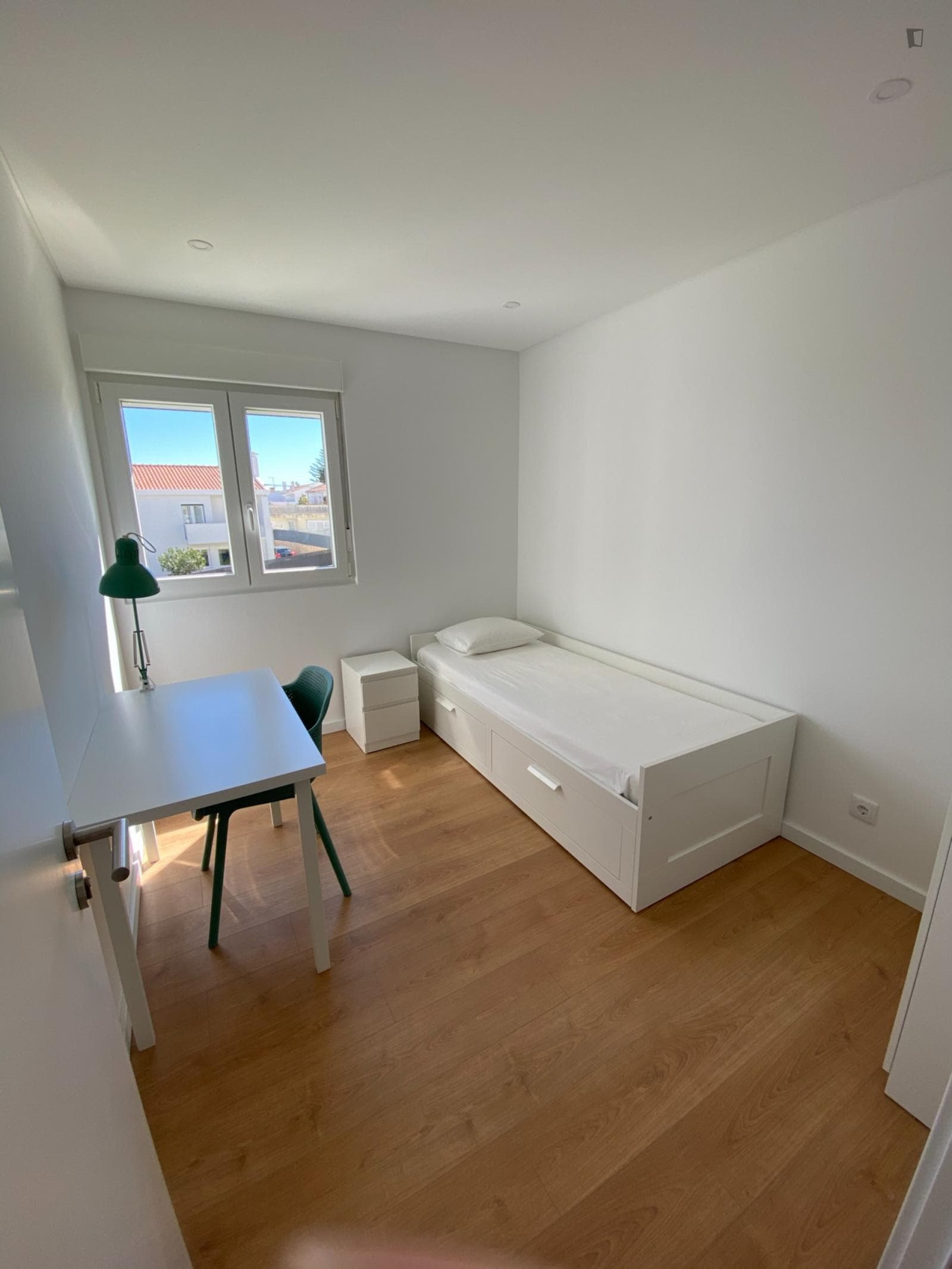 Inviting single bedroom in a 6-bedroom flat, in Oeiras photo 1