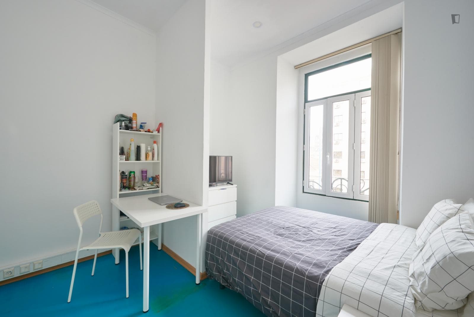 Luminous double bedroom near the Entrecampos metro station photo 1