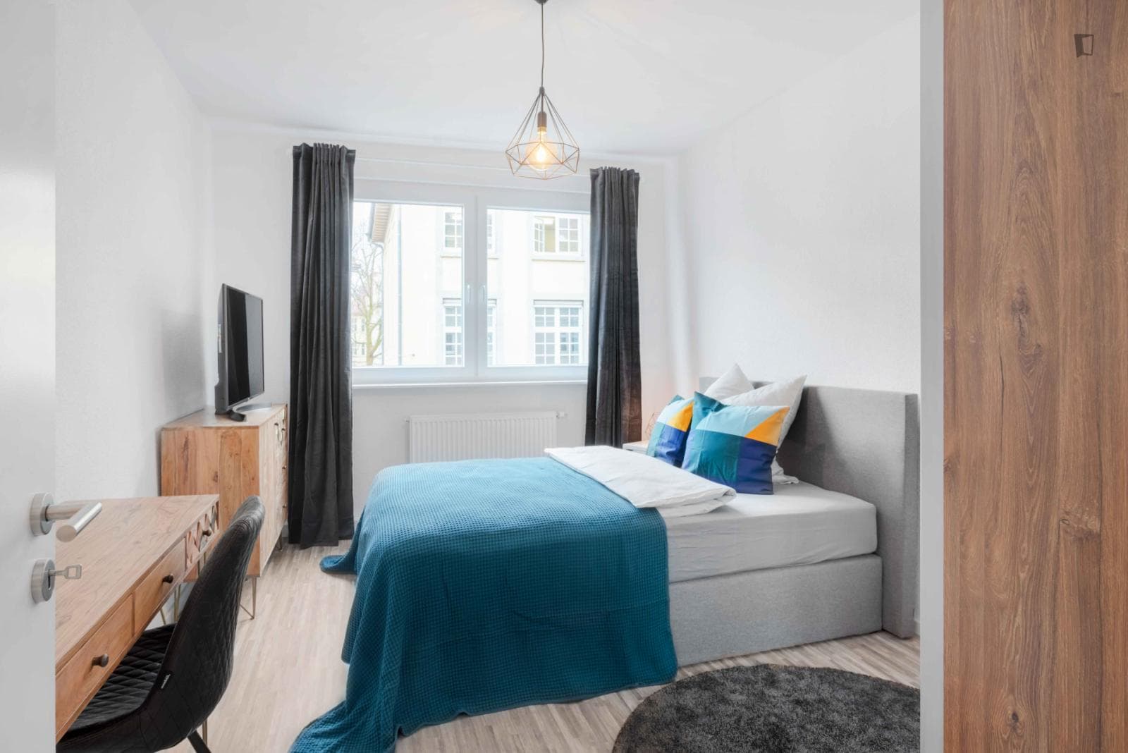 Elegant double bedroom in a 5-bedroom apartment in Feuersee photo 1