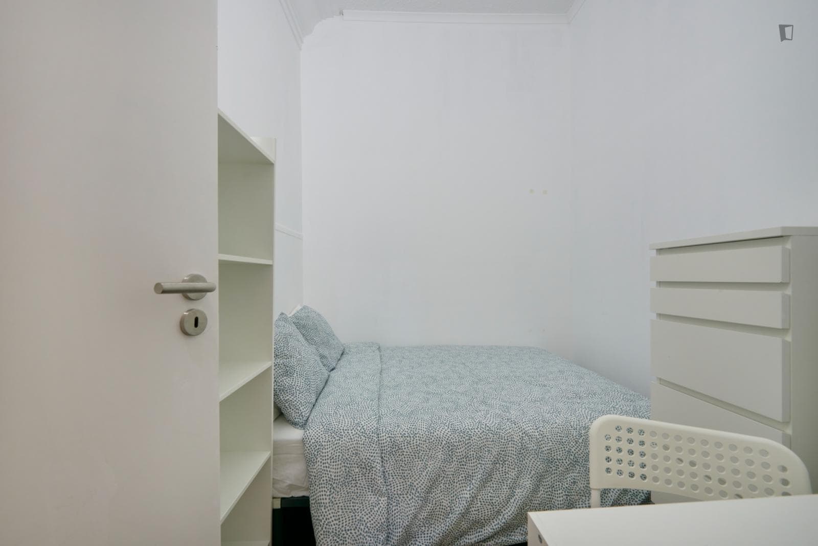 Compact double bedroom without window close to Estufa Fria photo 1
