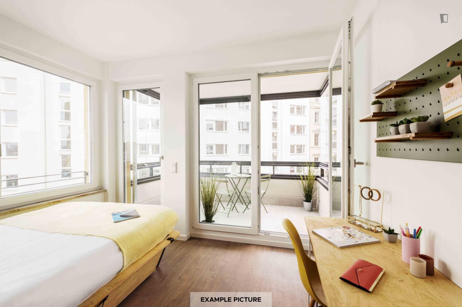 Tidy double bedroom with balcony in Europacity photo 1