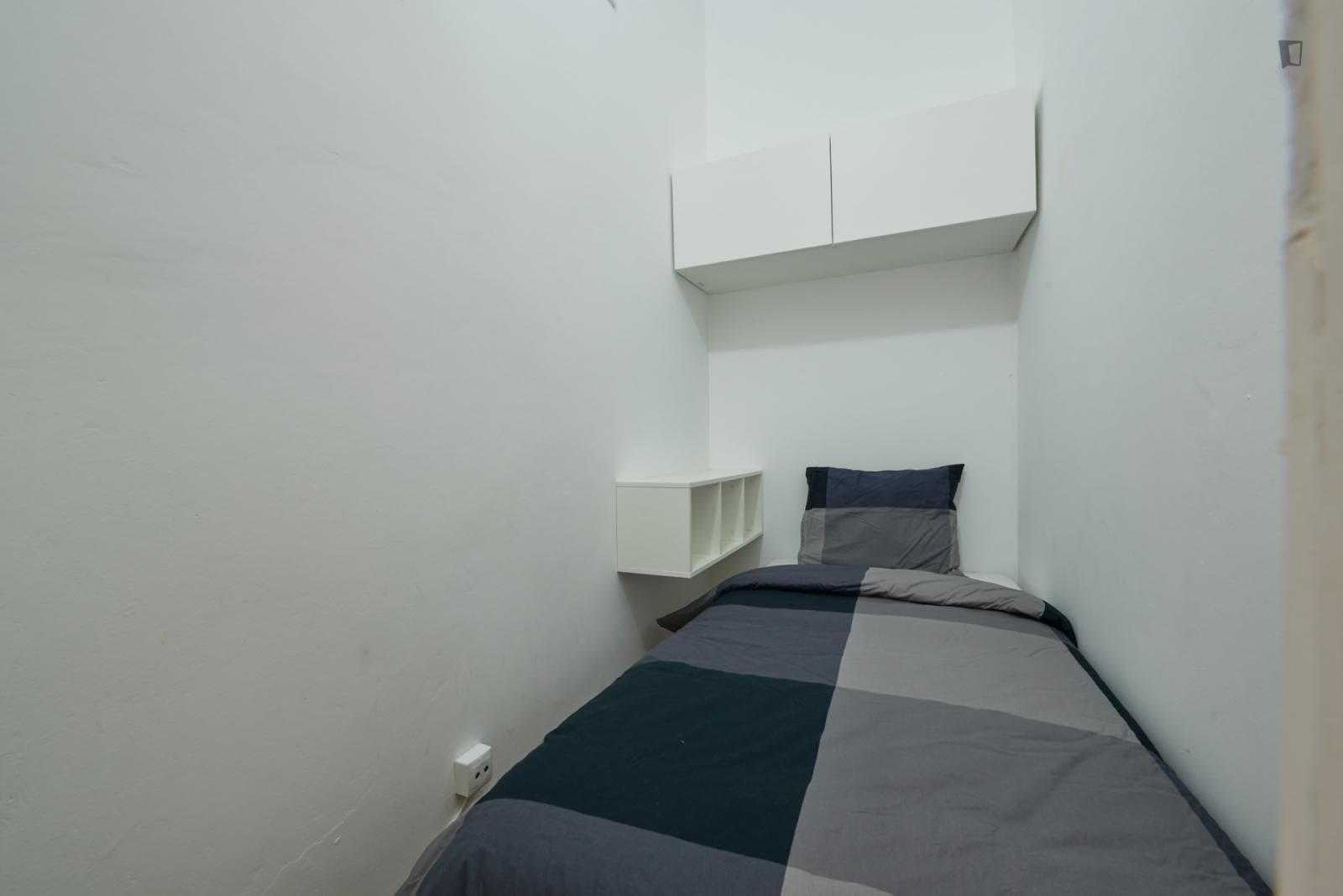 Small single bedroom (no window) near Parque Eduardo VII photo 1