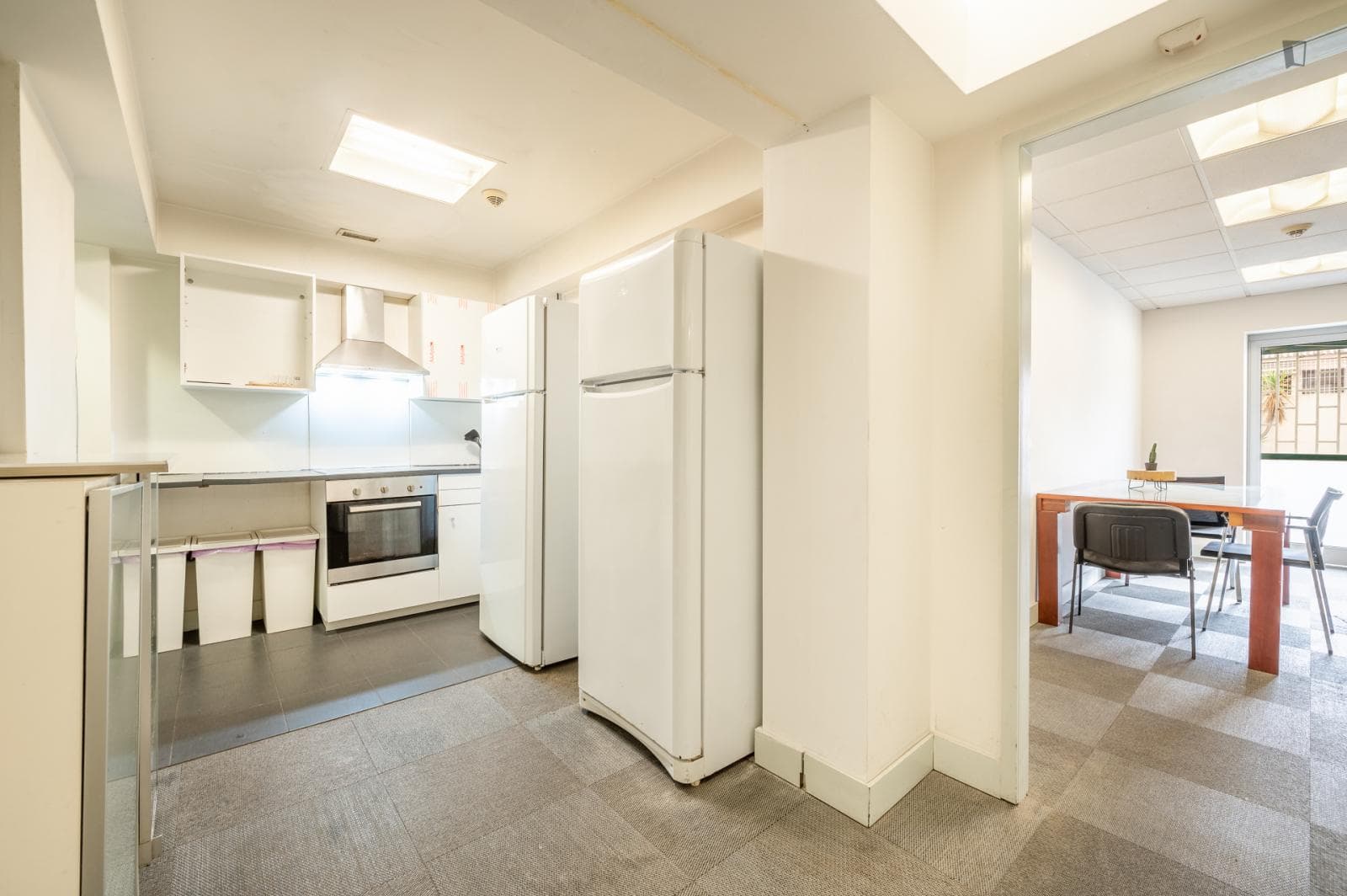 Lovely double bedroom in a 9-Bedroom apartment, close to Marquês de Pombal metro station photo 1