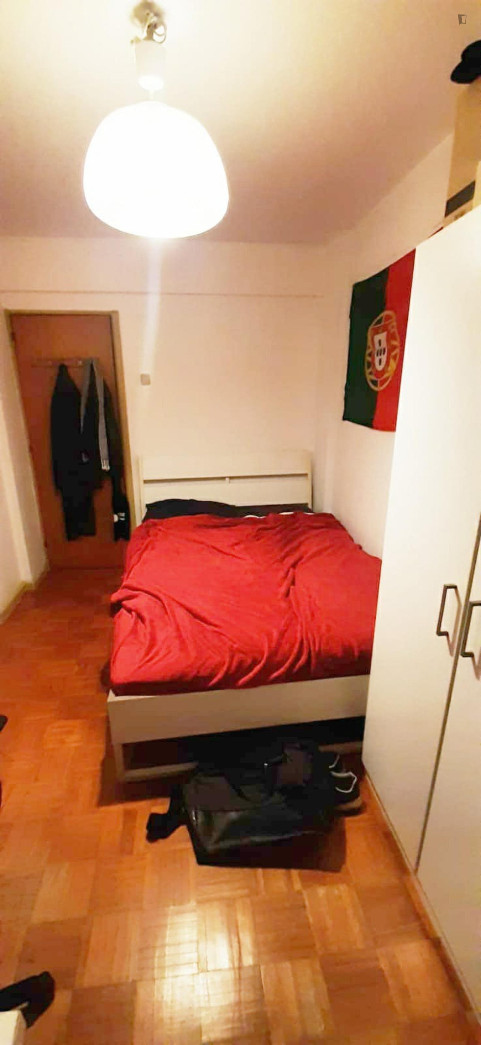 Quarto duplo em apartamento com 3 quartos junto do ISEL photo 1