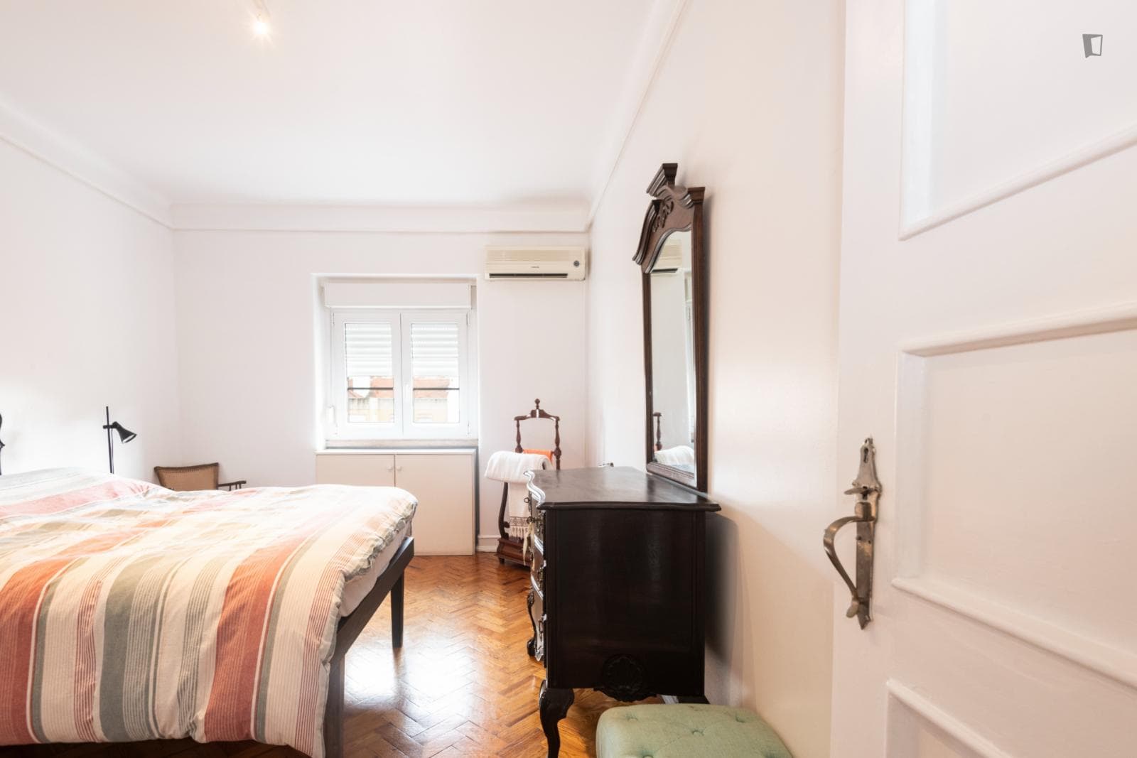 Bright double bedroom next to Arroios metro station photo 1