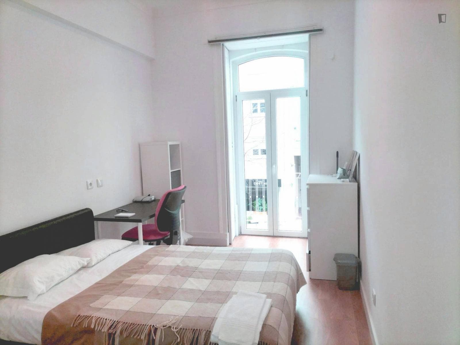 Bright double ensuite bedroom next to Saldanha metro station photo 1