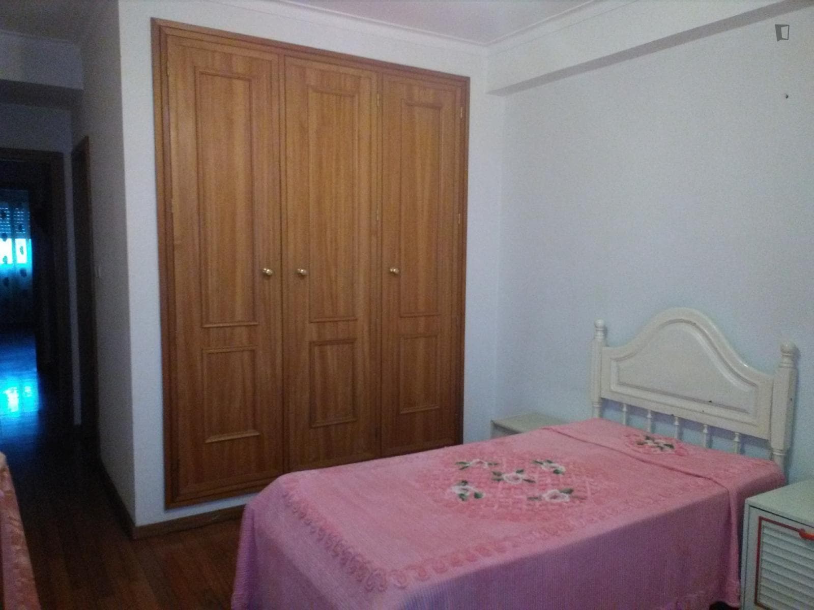 Cosy bed in shared suite next to IPCA photo 1