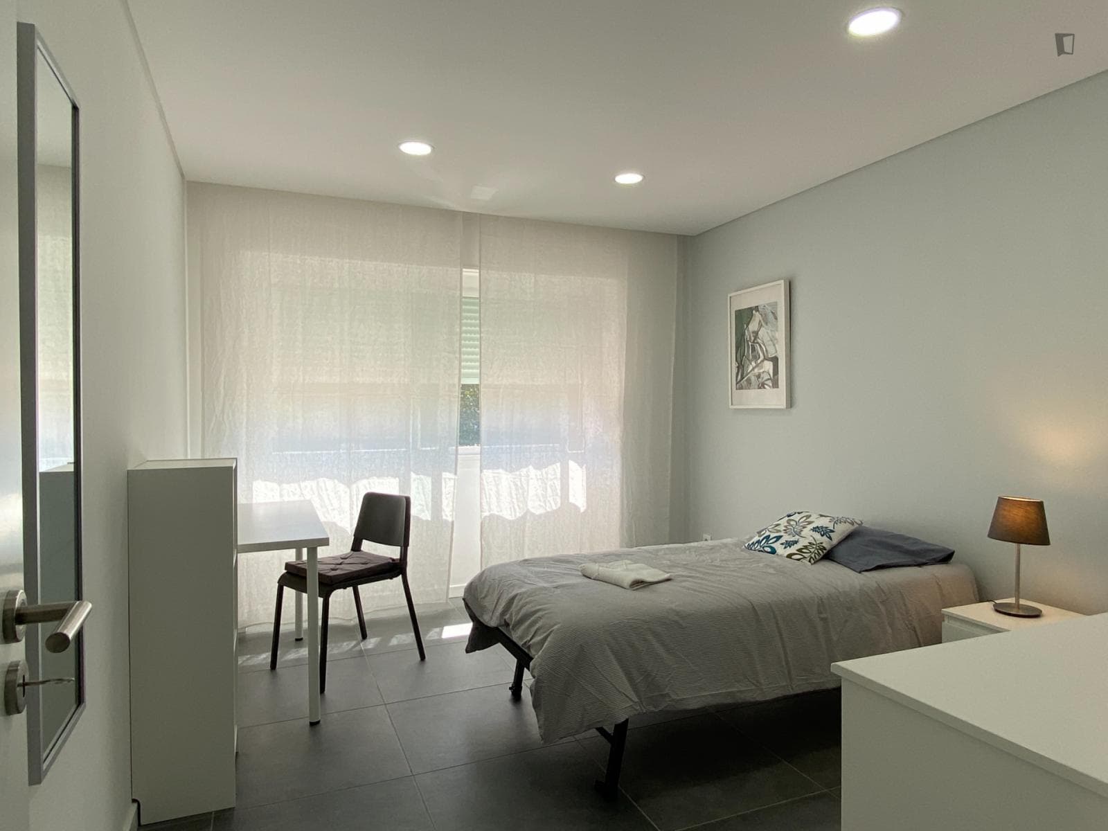 Bright single bedroom near the Pontinha metro photo 1