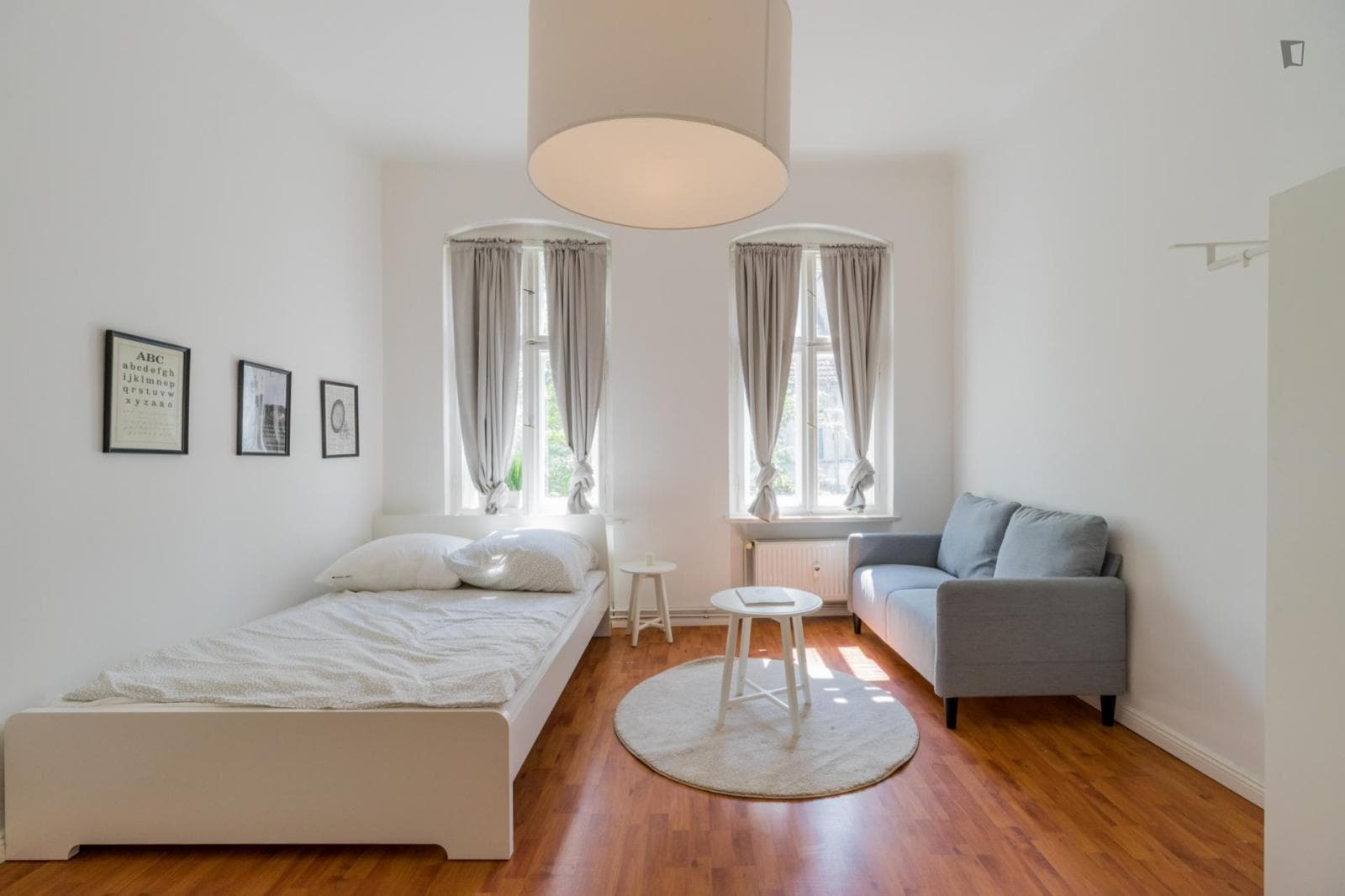 Luminous 1-Bedroom apartment near Frankfurter Allee metro station photo 1