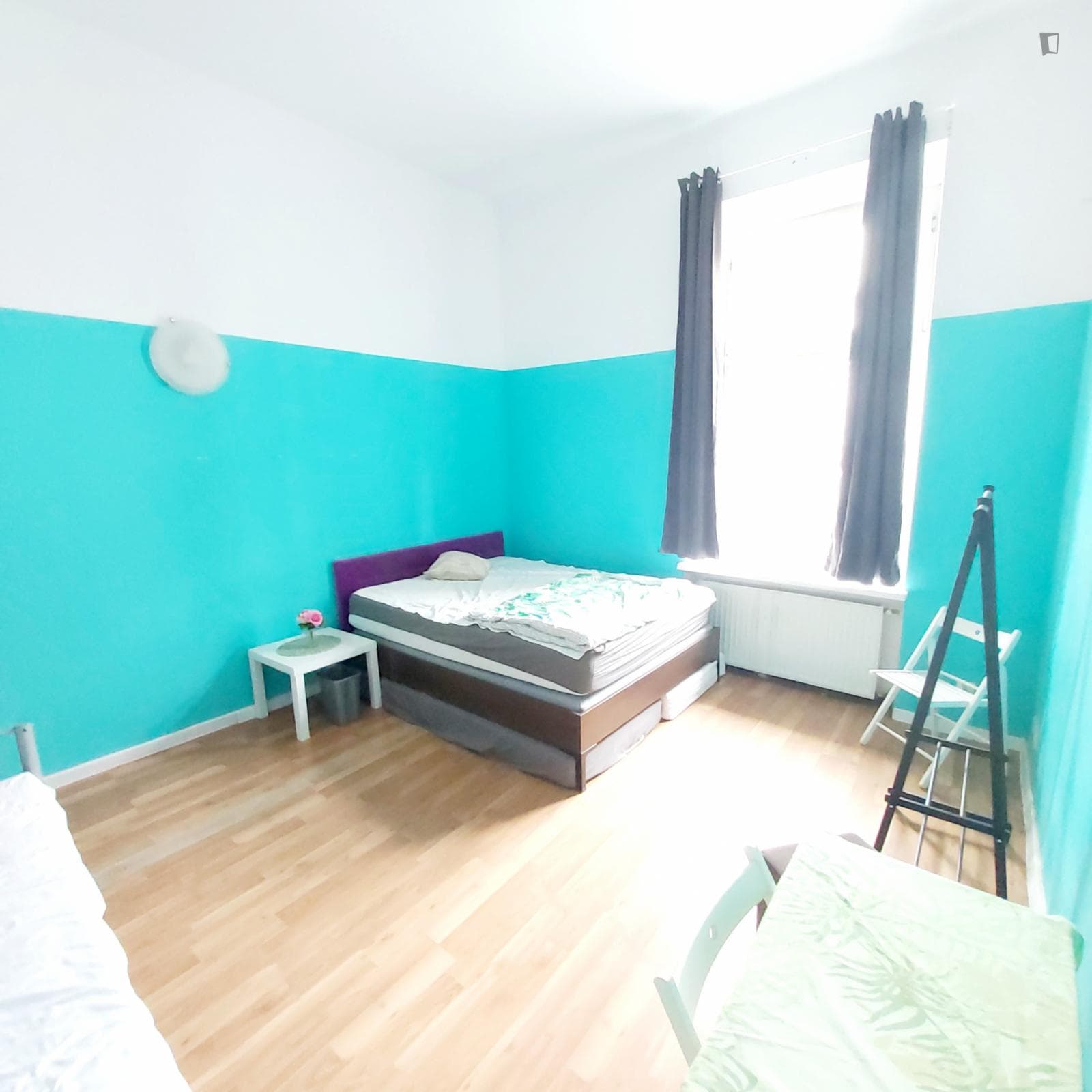 Comfy double bedroom in a 4-Bedroom apartment right next to the Main Square photo 1