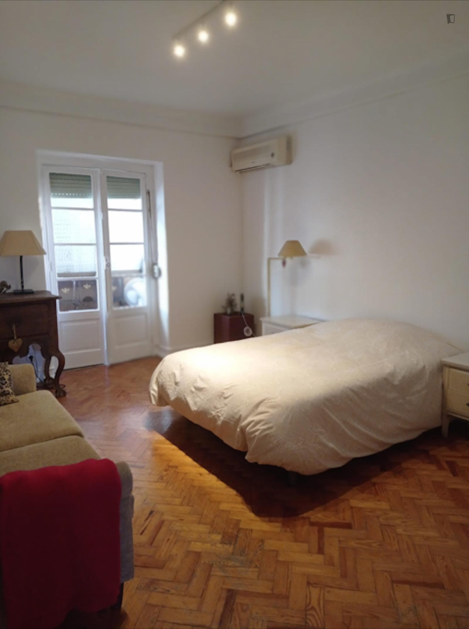 Spacious double bedroom in Penha de França neighbourhood photo 1