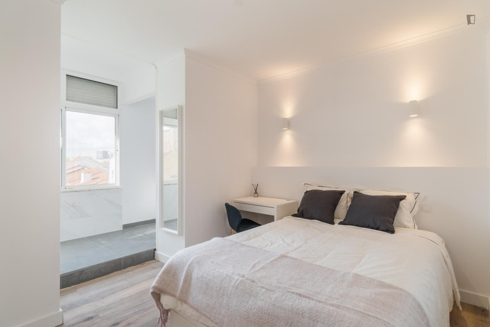 Bright ensuite double bedroom in a 6-bedroom apartment near Arroios metro station photo 1