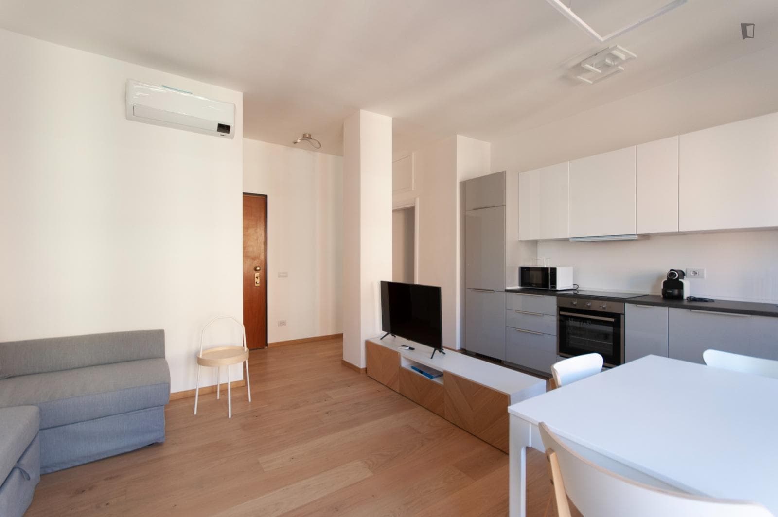 Cool 1-Bedroom apartment with balcony close to Brenta metro station photo 1