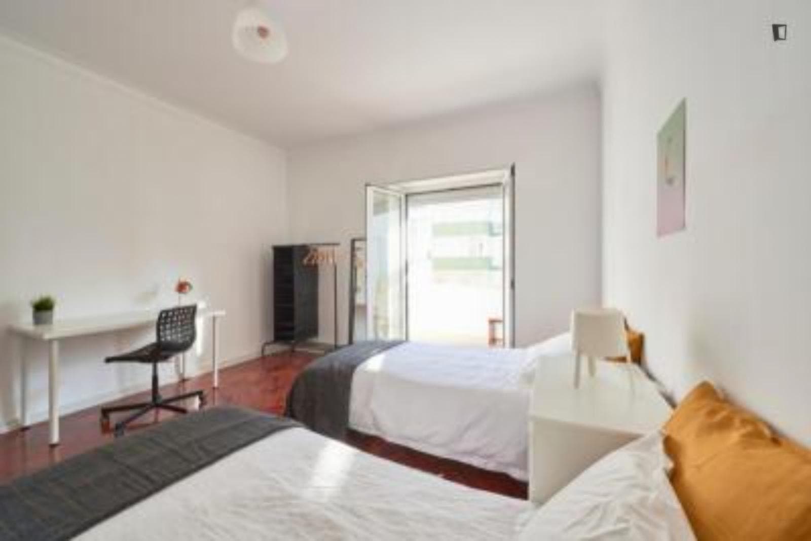 Amazing double bedroom in popular Arroios photo 1