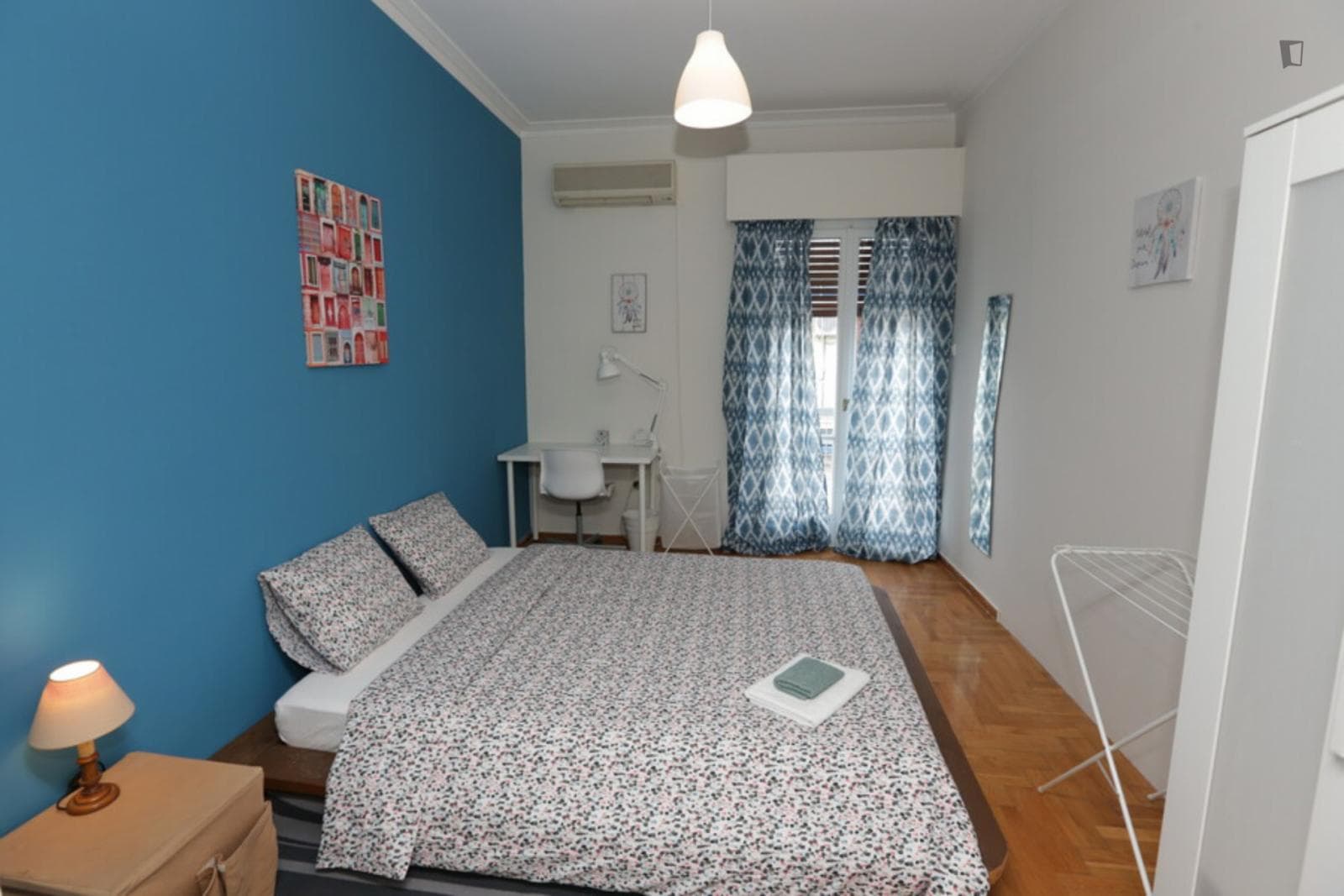 Cosy double bedroom with balcony in a 3-Bedroom apartment, in the heart of Pangarti photo 1