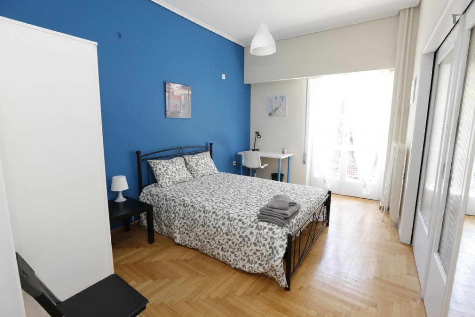 Bright double bedroom with balcony close to National Archeological Museum photo 1