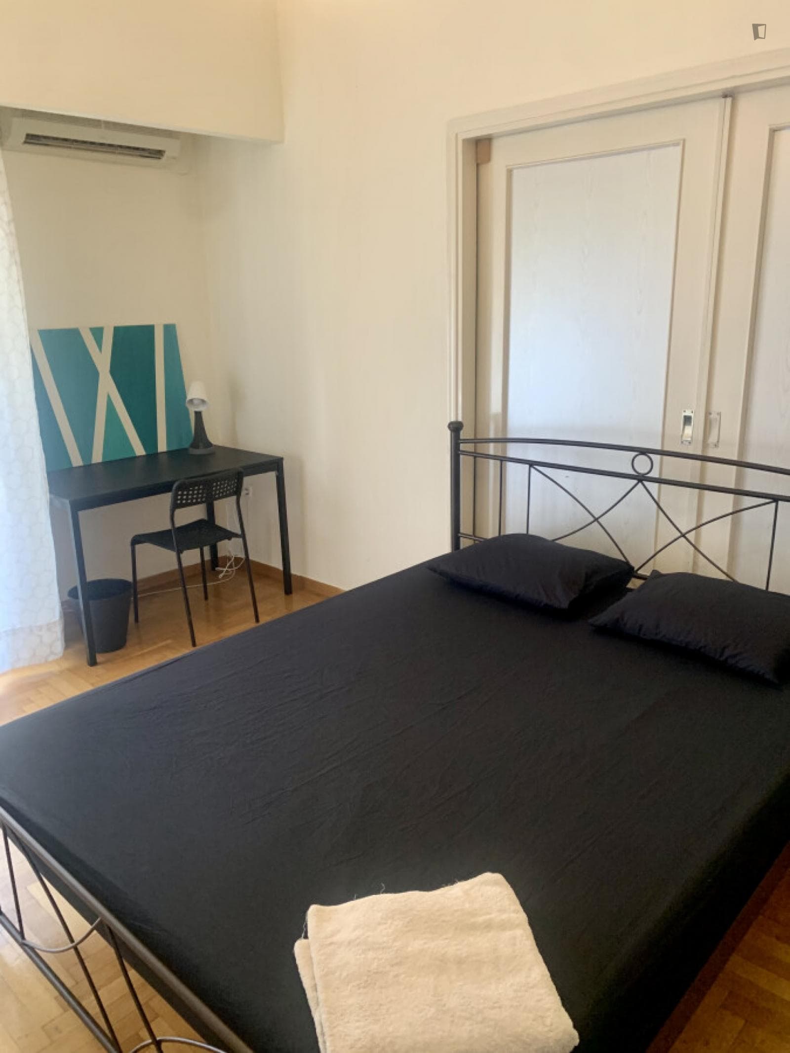 Spacious double bedroom in the Exarcheia neighbourhood photo 1