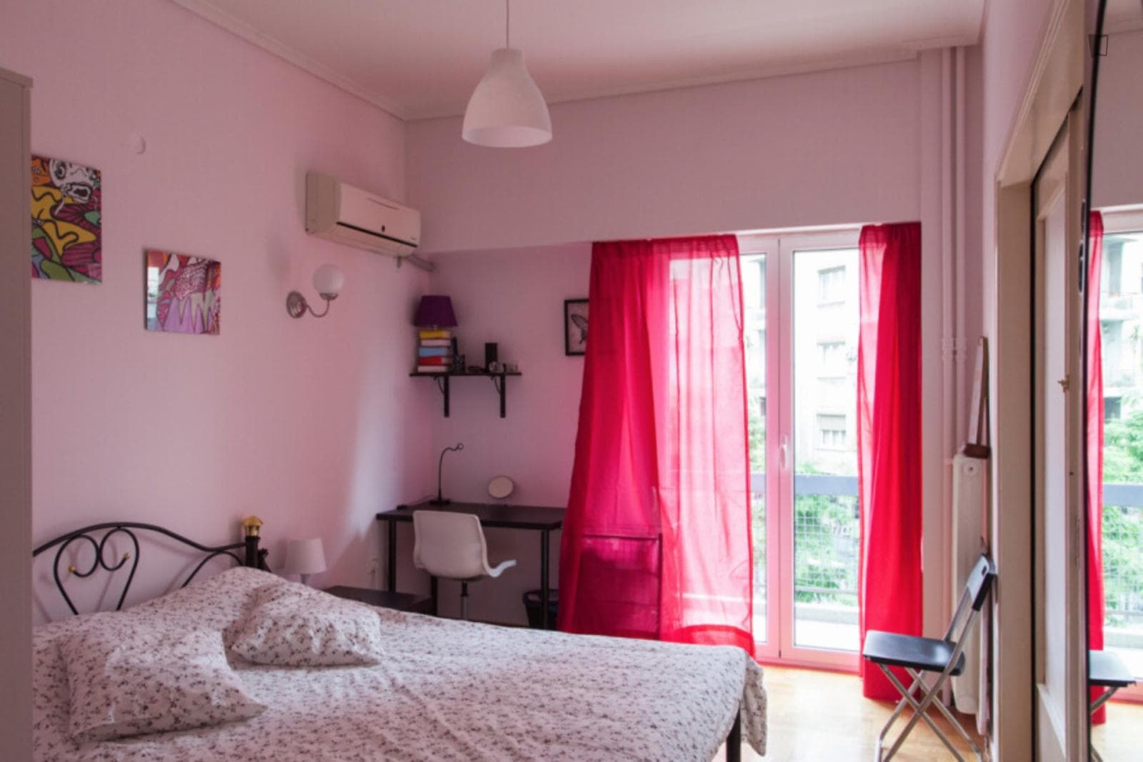 Cute double bedroom with balcony in a 5-Bedroom apartment, close to National Archaeological Museum photo 1