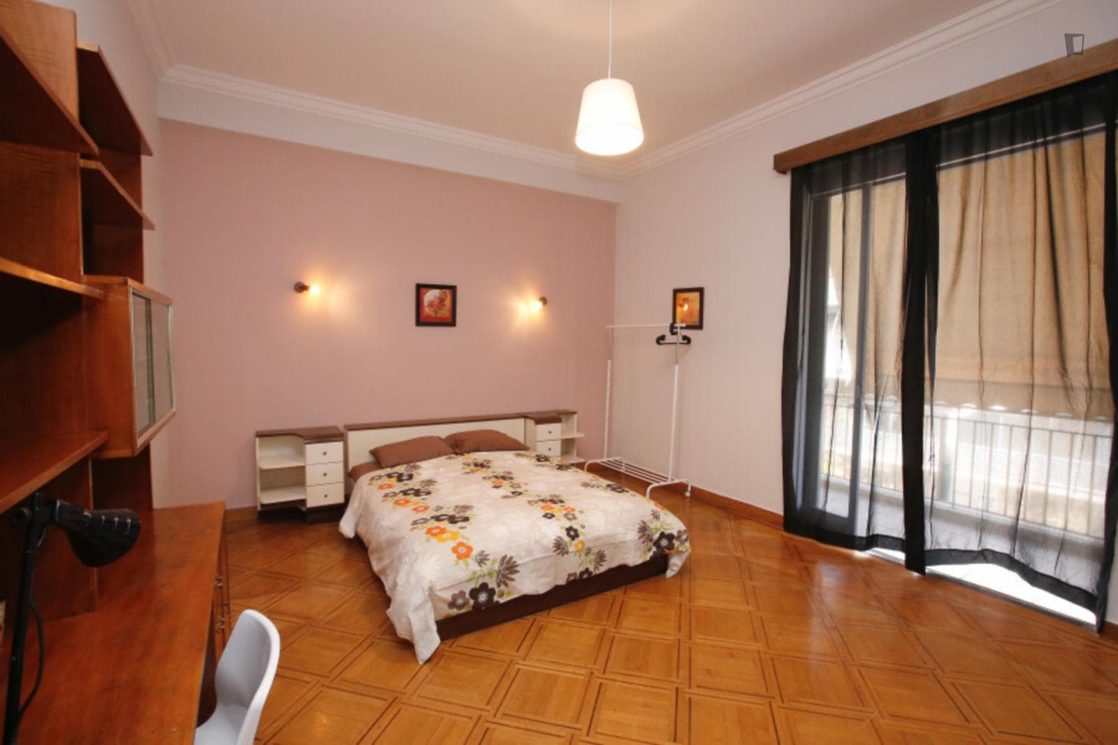 Spacious double bedroom with a balcony, near University of Economics and Business photo 1