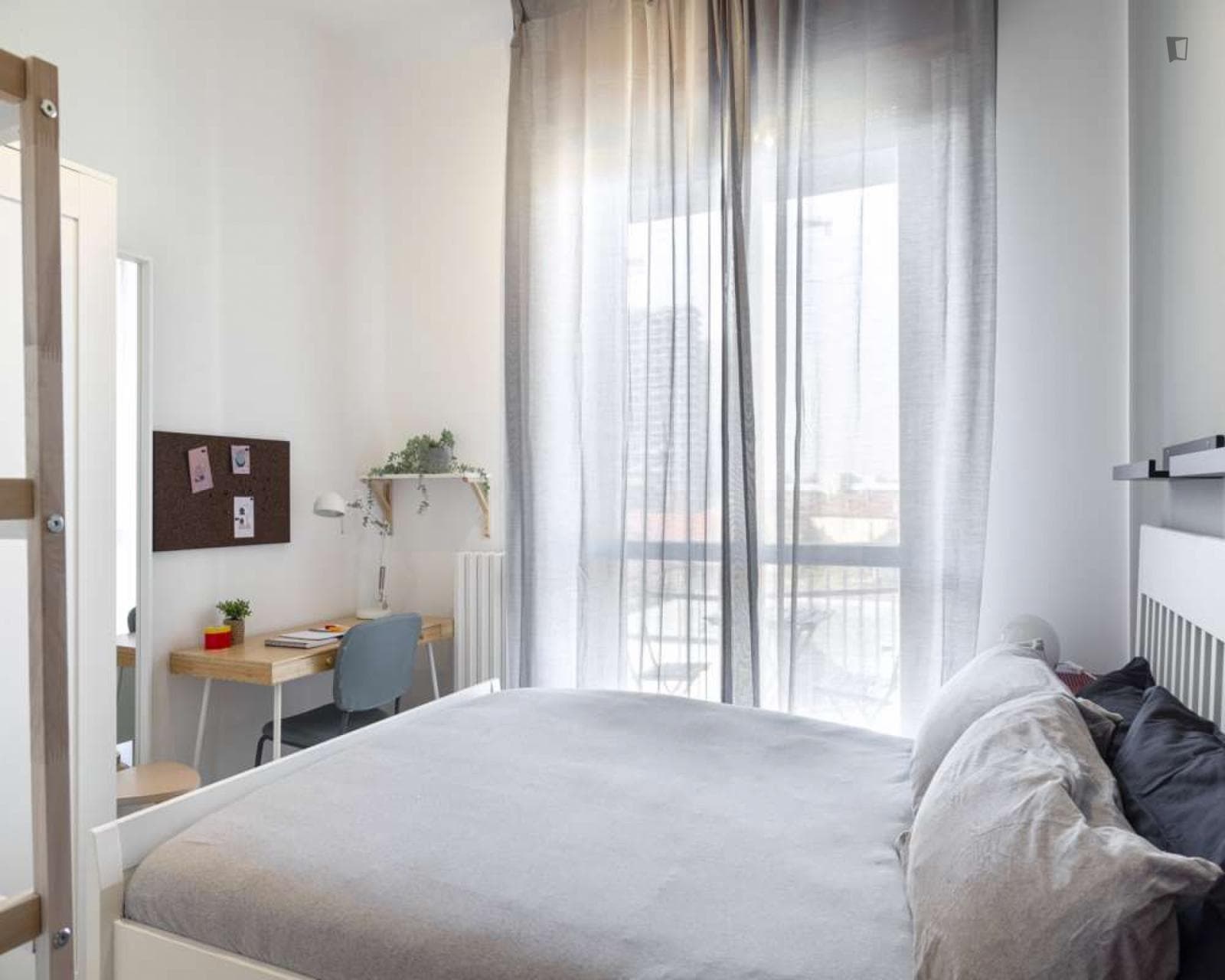 Bright single bedroom in a three-bedroom flat near Affori metro station photo 1