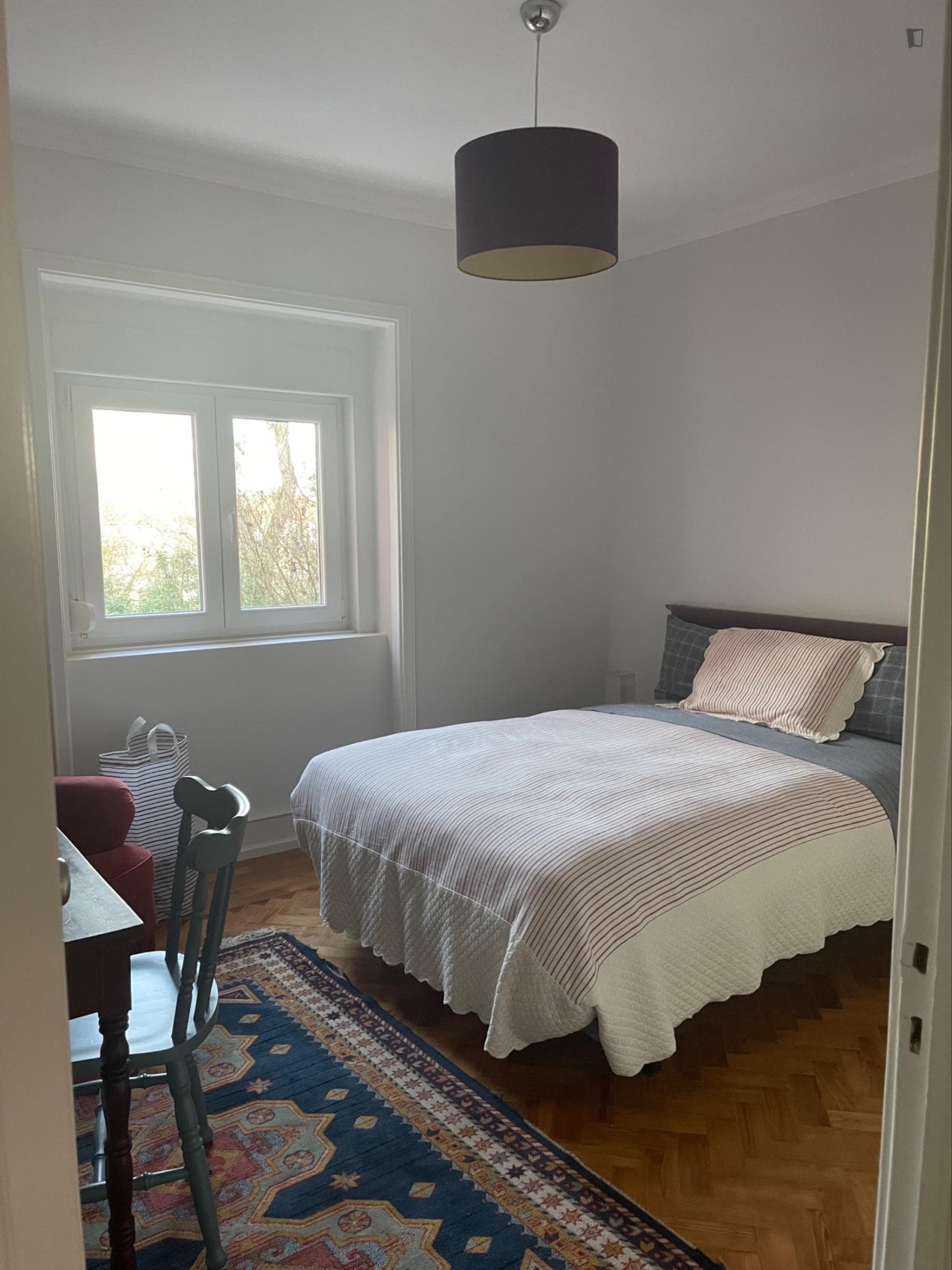 Cosy double bedroom in a renovated apartment near Areeiro metro station photo 1