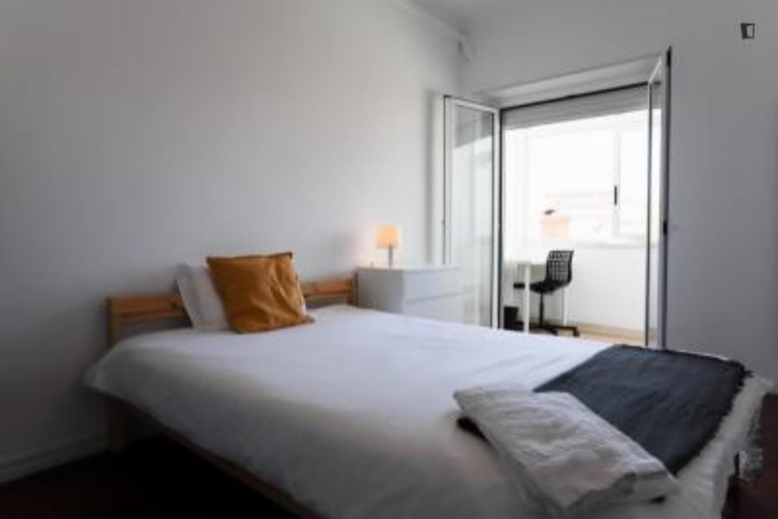 Bright double bedroom with a balcony, in Arroios photo 1