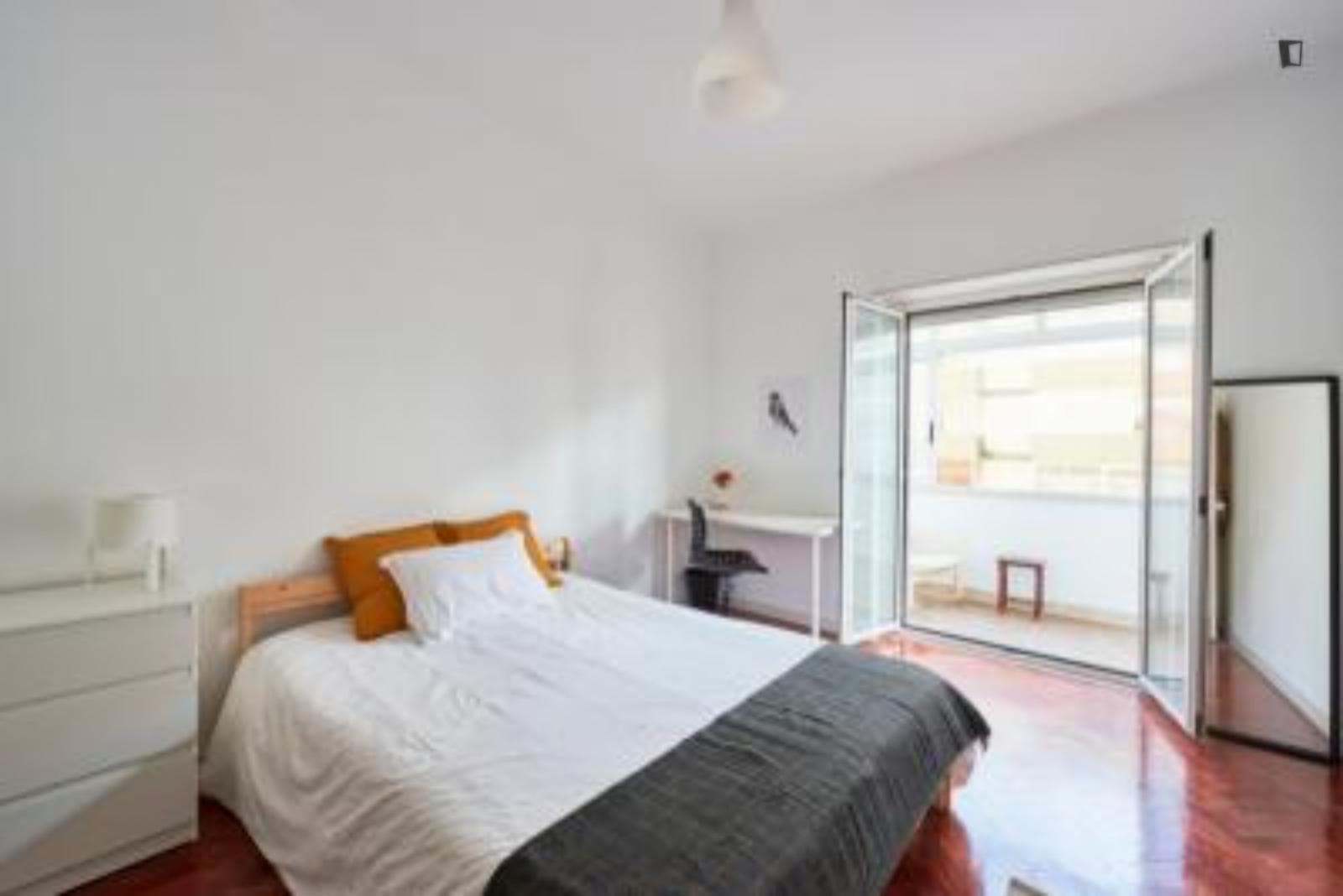 Cosy double bedroom near the Anjos metro photo 1