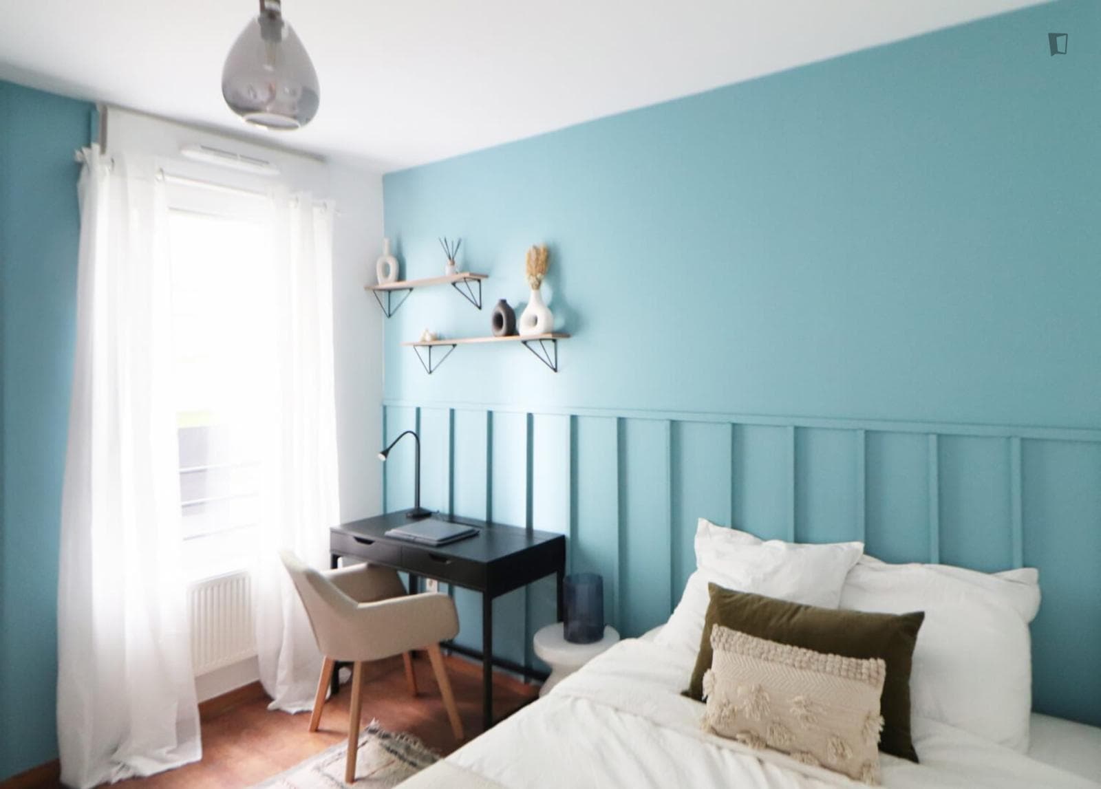 Cool double bedroom in a 4-bedroom apartment, close to Porte de Valenciennes Subway photo 1