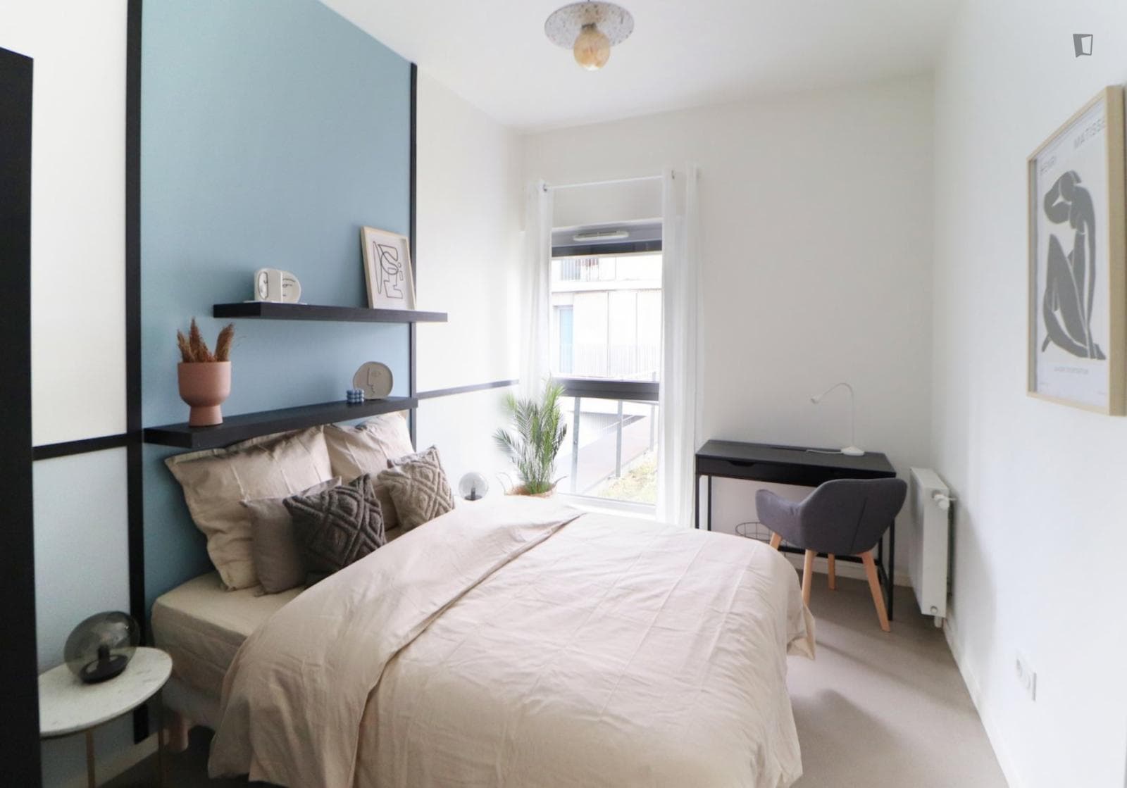 Snug double bedroom in a 4-bedroom apartment near Rosa Parks train station photo 1