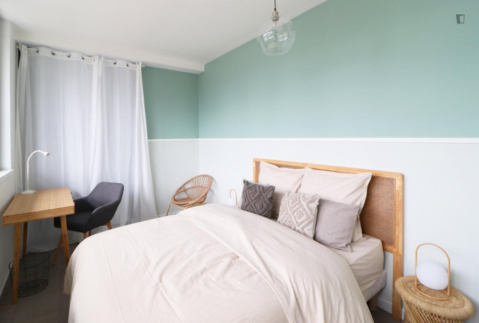 Attractive double bedroom in a 4-bedroom apartment, next to Rosa Parks train station photo 1