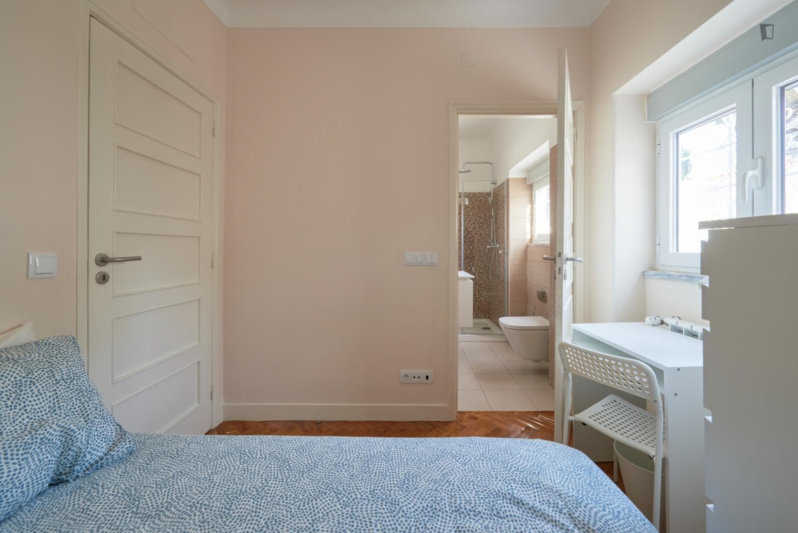 Nice double ensuite bedroom in Alvalade photo 1