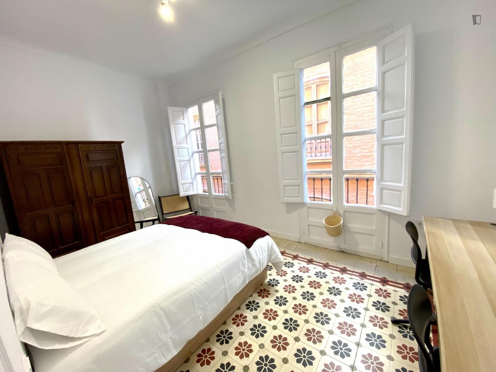 Double bedroom, with balcony, in 8-bedroom apartment photo 1