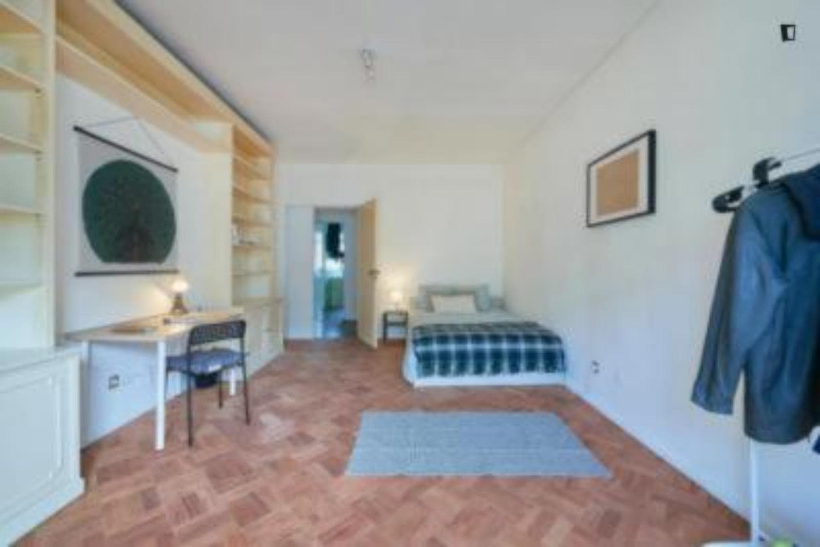 Single Bedroom with balcony in a 6-bedroom apartment photo 1