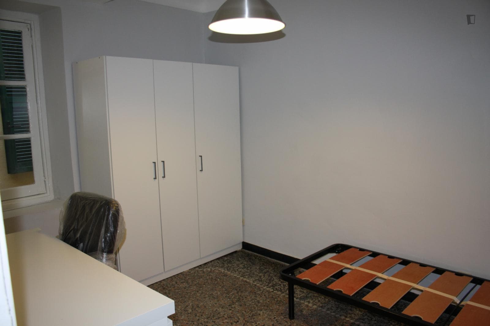 Single bedroom in 3-bedroom apartment photo 1