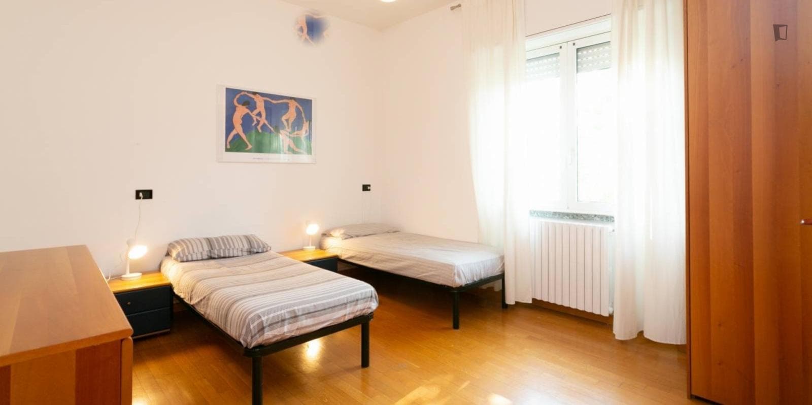 Single bed in a twin bedroom photo 1