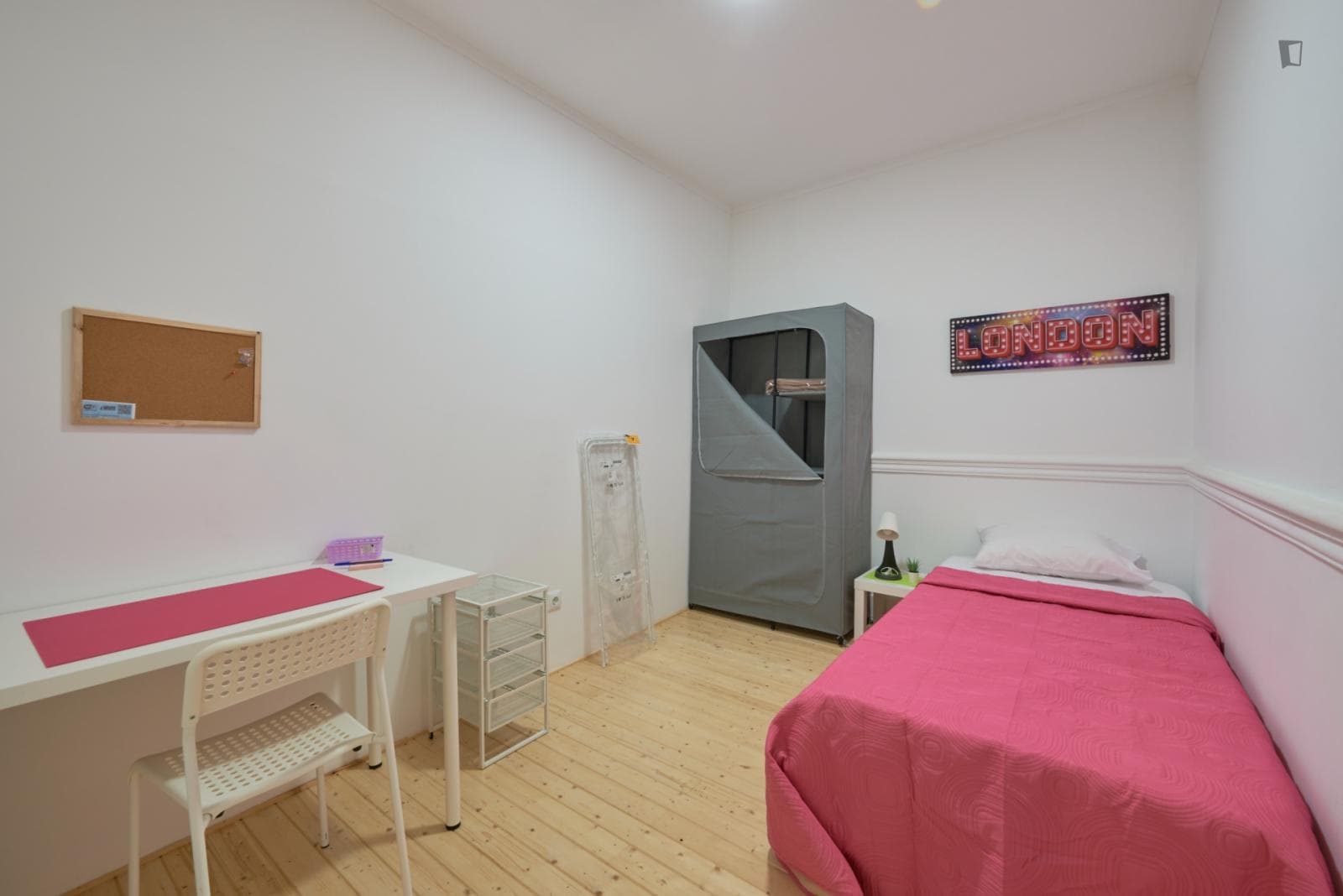 Nice bedroom in a 9-Bedroom apartment, near Hospital Santa Marta photo 1